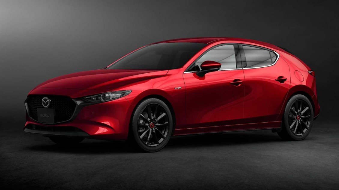 Червоний хетчбек Mazda 3 на темному тлі студійної фотозйомки