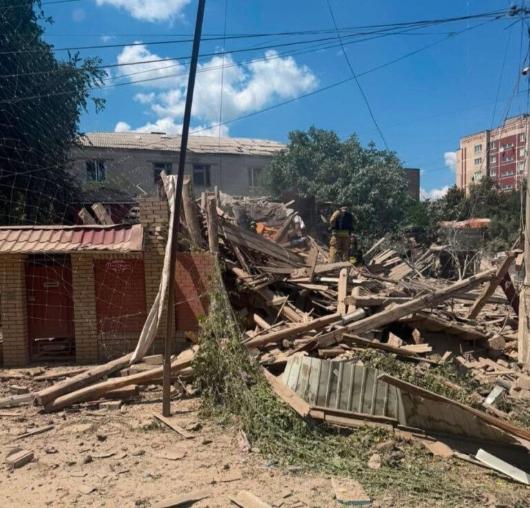 Авіаудар по Словʼянську: російська ФАБ-250 влучила у центрі міста, є тяжкопоранений