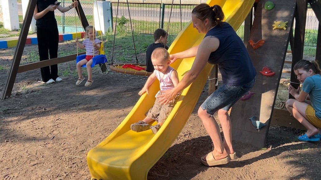 Переселенка з Донеччини облаштувала дитячий майданчик на Рівненщині — у памʼять про загиблого на війні сина