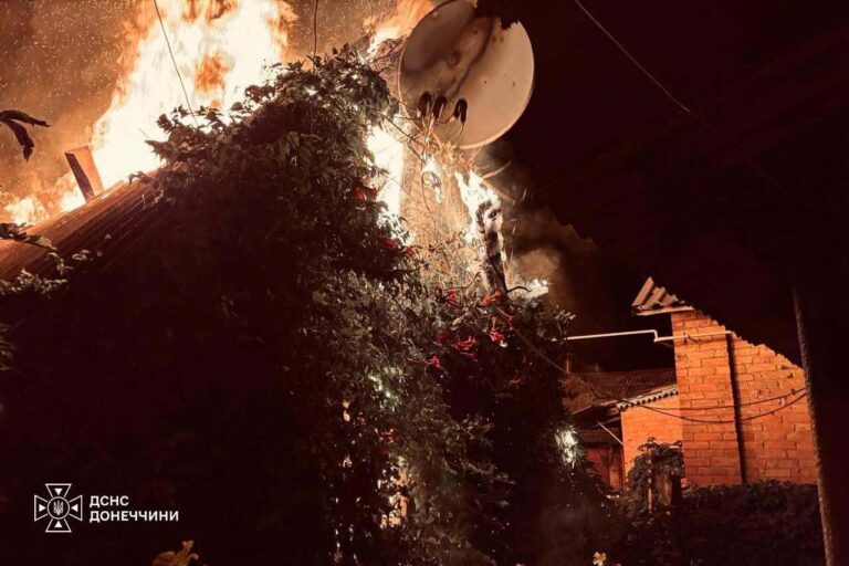 Вночі росіяни били по Слов’янську з авіації: тривали пожежі, пошкоджені 22 будинки