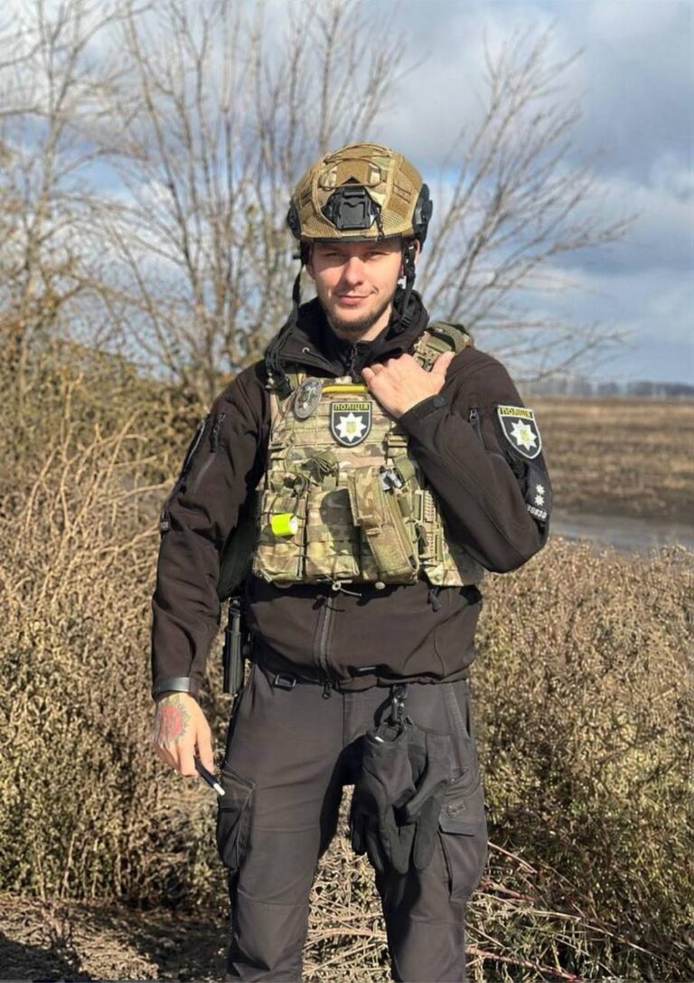Погиб во время эвакуации людей: вспомним полицейского Романа Комарова