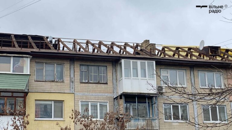 У Краматорську з третього разу обрали підрядника, який відремонтує покрівлю будинку по вул. Богдана Хмельницького, 9