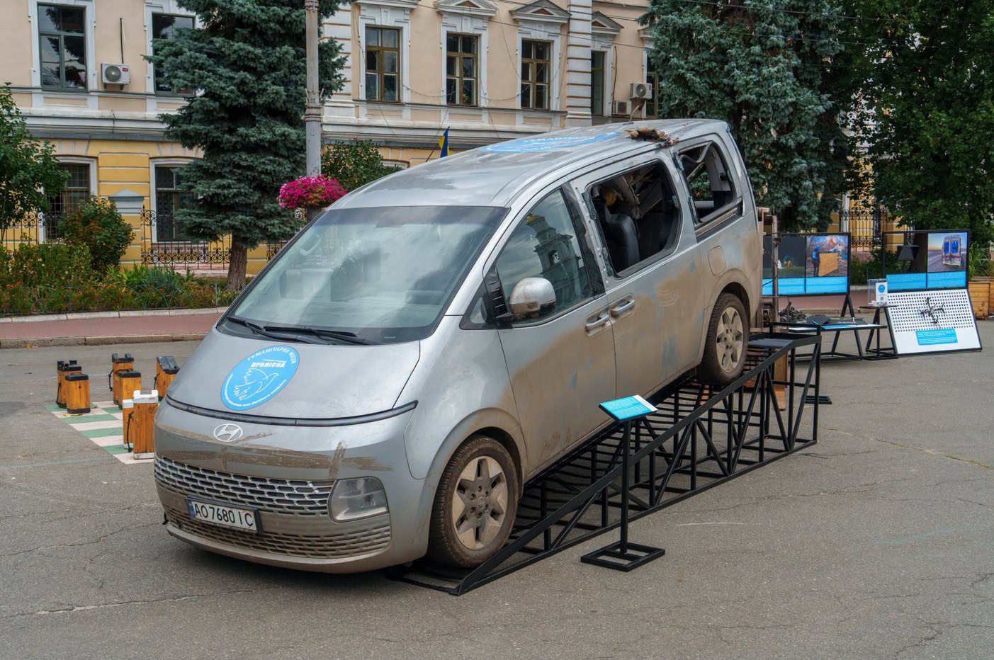 Вулична виставка гуманітарної місії «Проліска» на Контрактовій площі у Києві