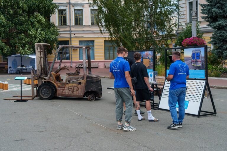 У Києві відкрилася вулична виставка про атаки на гуманітарну місію “Проліска”: як відвідати