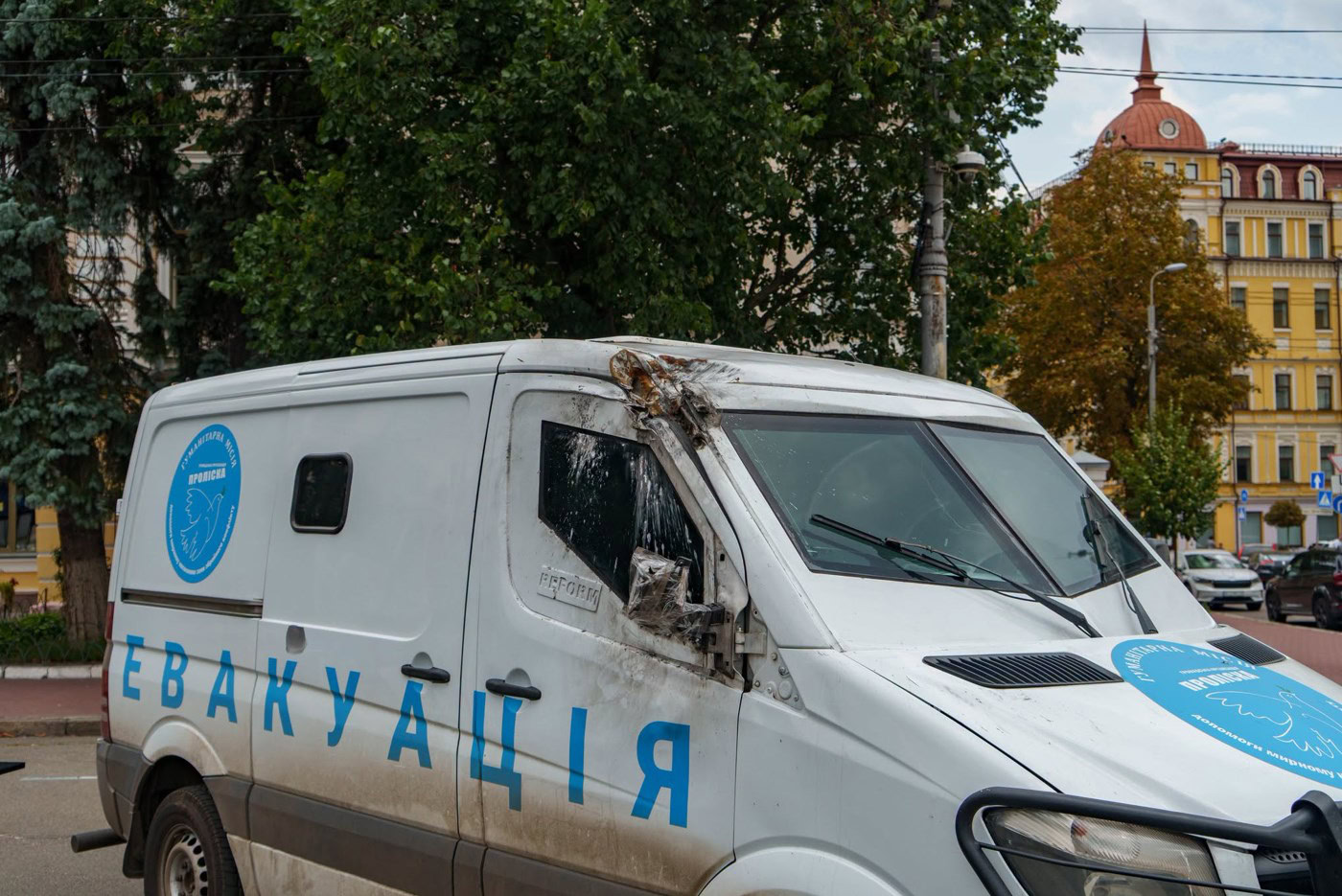 Виставка про російські атаки на гуманітарну місію «Проліска» у Києві