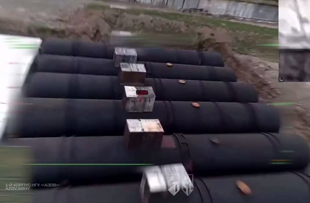 Дрон Азову атакує російську автоцистерну з пальним на Донеччині