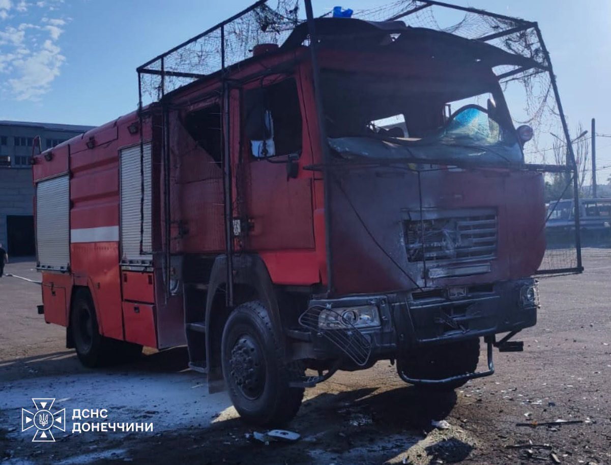 Пошкоджена пожежна автоцистерна ДСНС після удару FPV-дрона у Краматорську