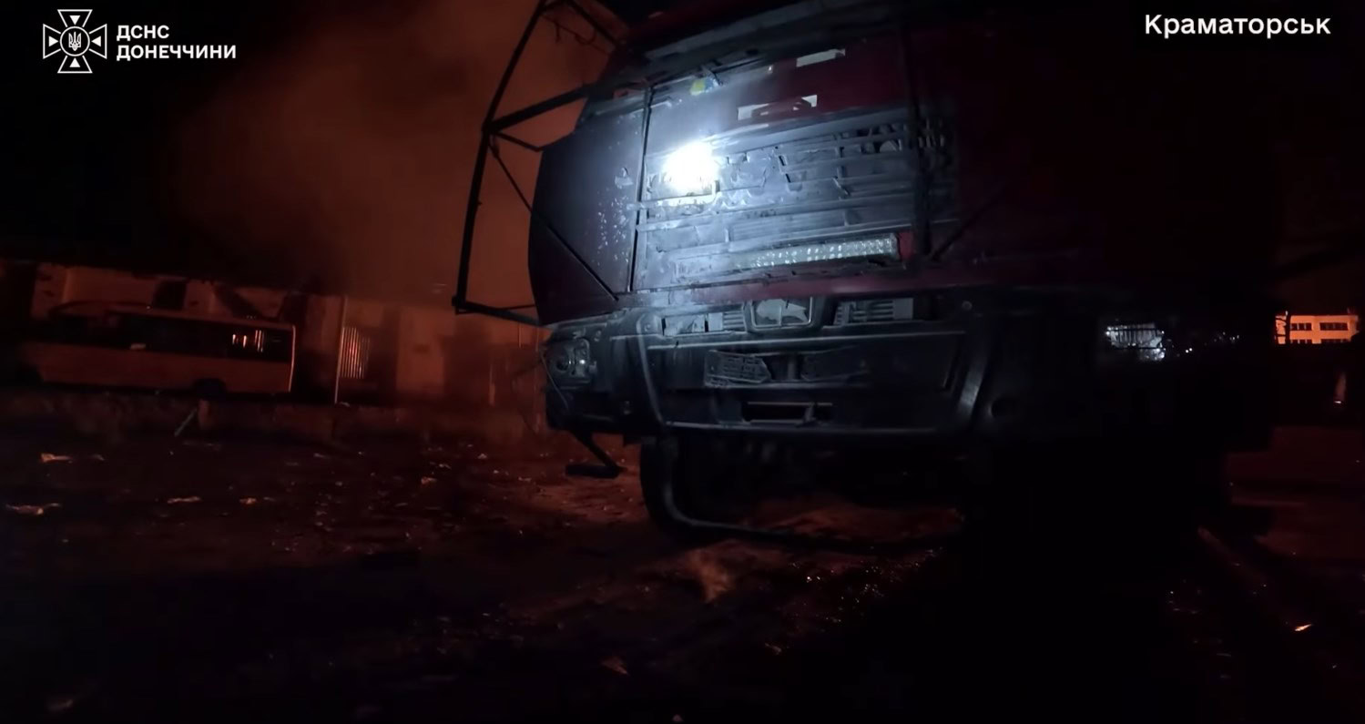 Наслідки атаки російського FPV-дрона на рятувальників ДСНС у Краматорську вночі 12 серпня 2026 року