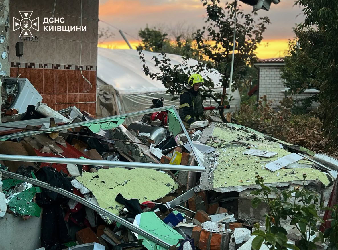пожежа у складських приміщеннях після атаки на Київ