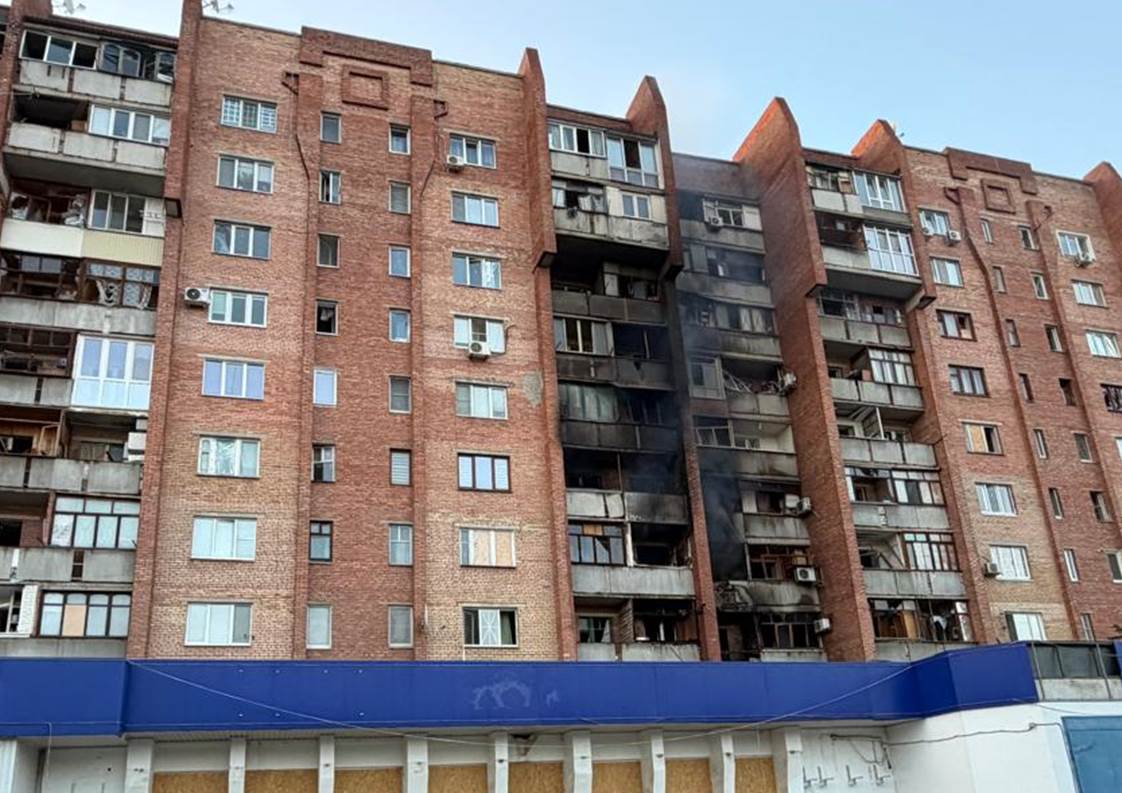 Рятувальники працюють на місці падіння авіабомб у Краматорську Донецької області