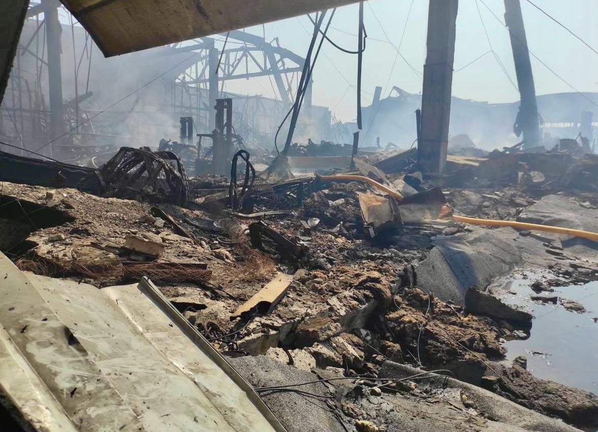 Російські війська знищили склади з гуманітарною допомогою для маріупольців: графік видачі допомоги змінять
