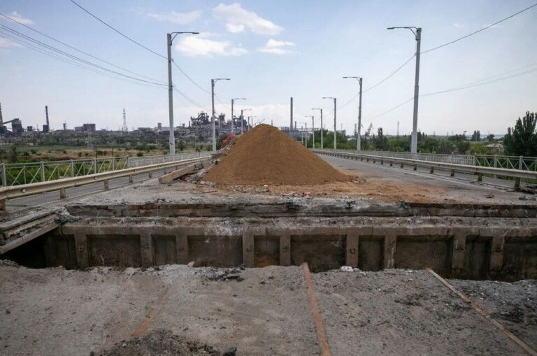 Росіяни заявили, що відремонтують міст біля Азовсталі: він міг бути замінований