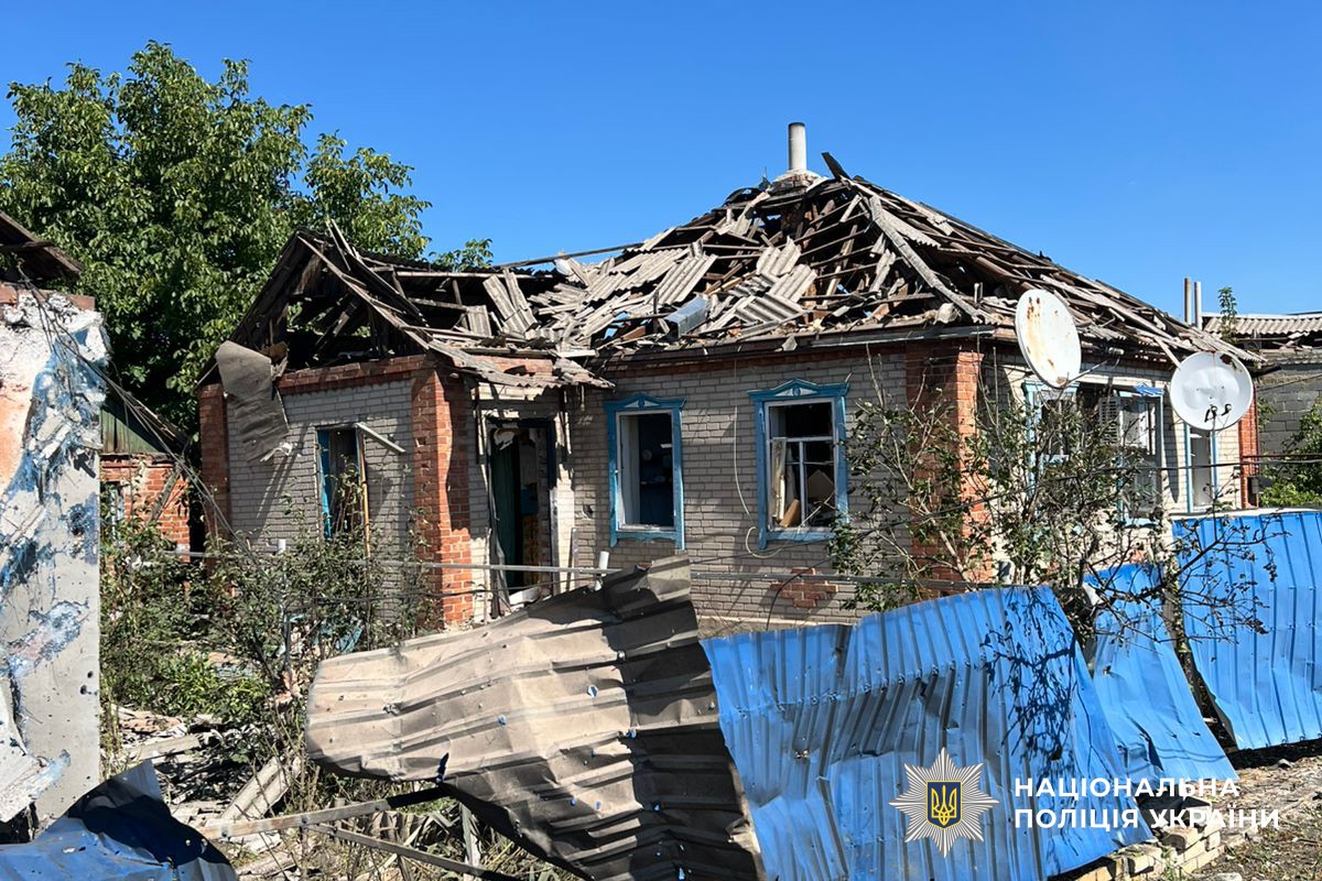 Пошкоджені будинки у Билбасівці після удару російськими авіабомбами