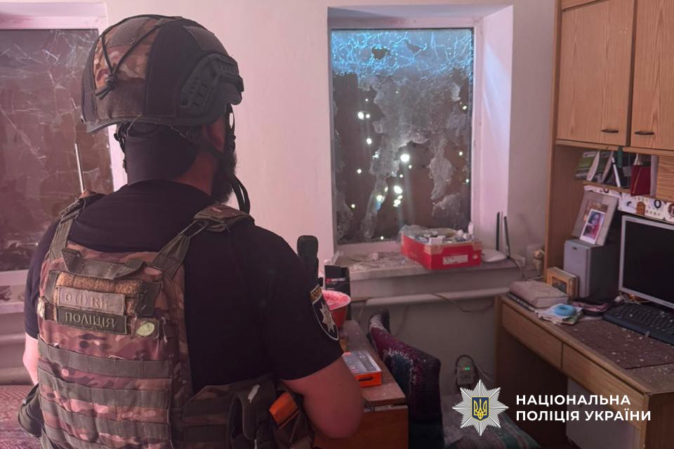 Пошкоджений багатоквартирний будинок у Дружківці після російської атаки