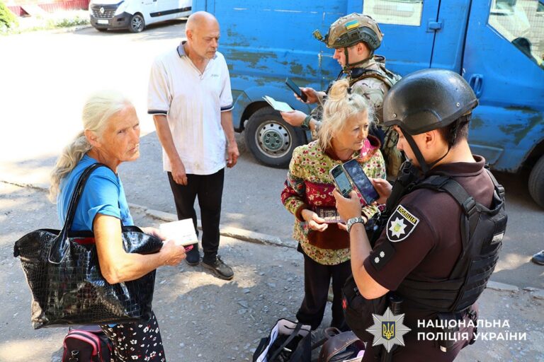 «Дроны прямо над головой»: из окруженной боями Дружковки эвакуировали ещё пятерых человек