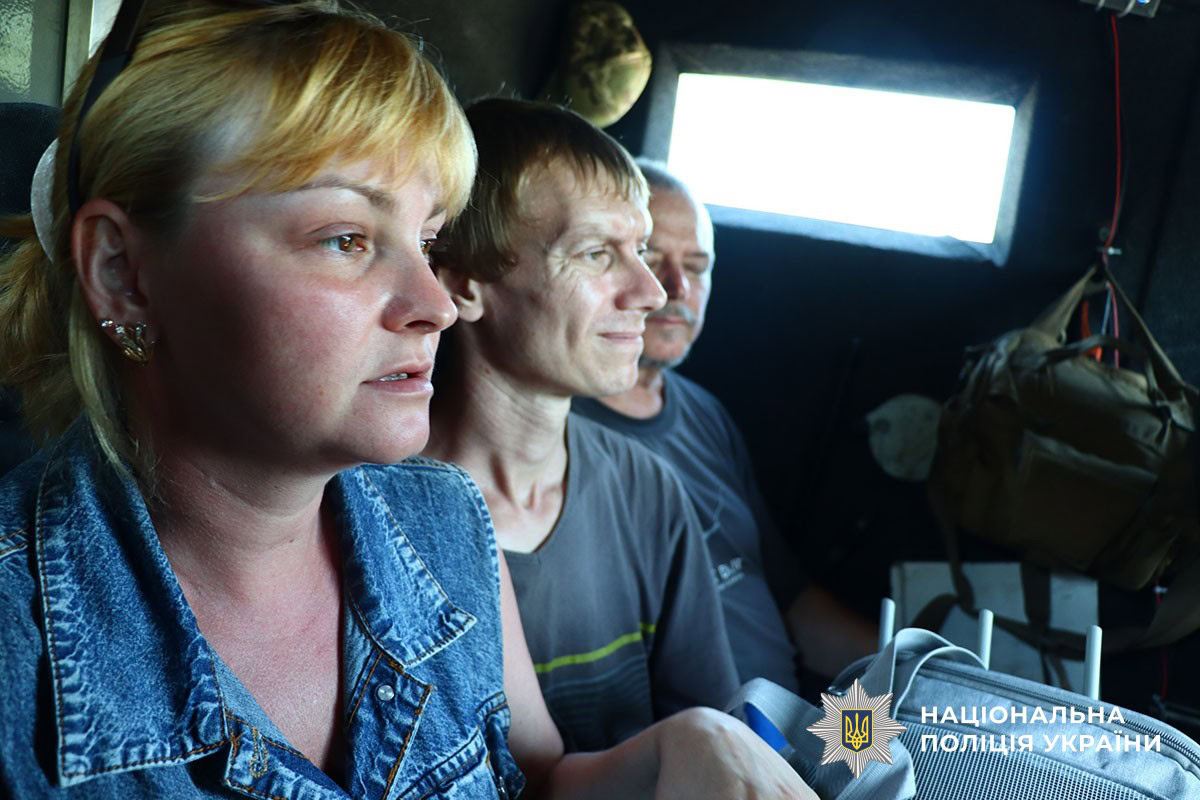 З оточеної боями Дружківки евакуювали ще шістьох людей, разом із ними — коти та папуга