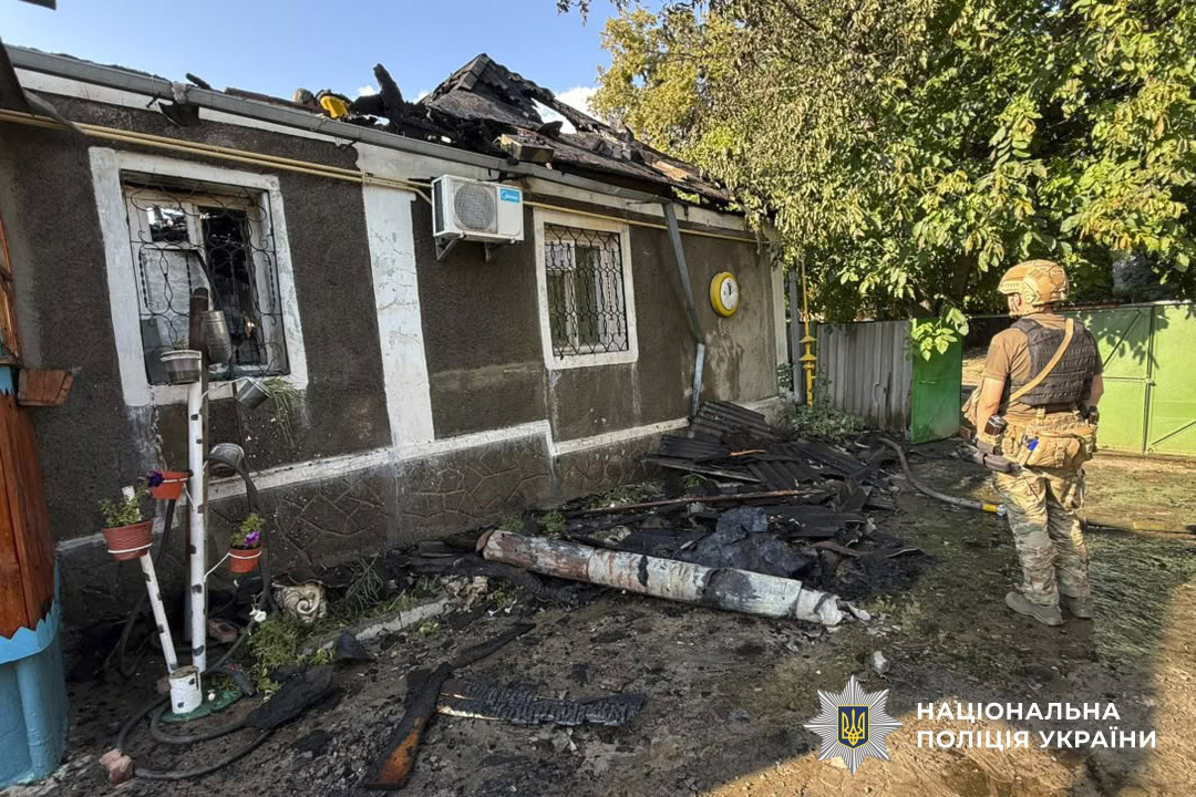 Рятувальники та комунальники працюють на місці російського обстрілу у Краматорську