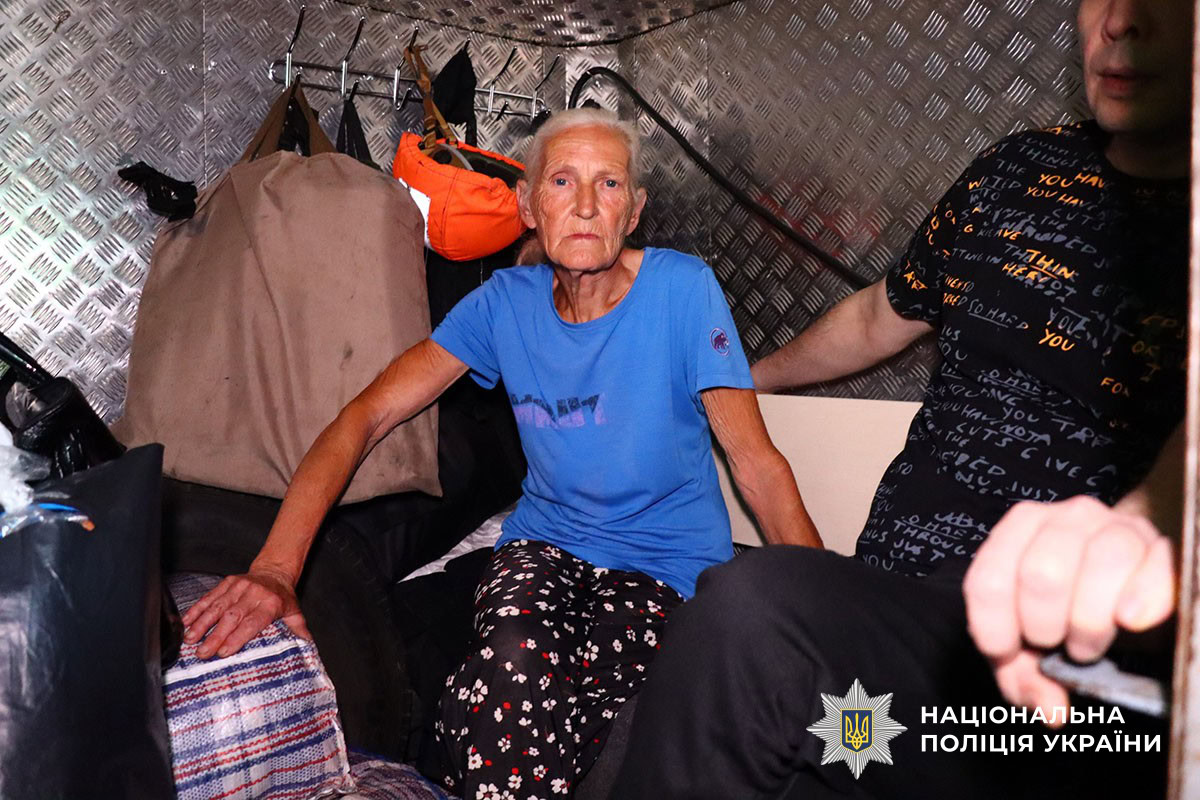 "Дрони просто над головою": з оточеної боями Дружківки евакуювали ще пʼятьох людей