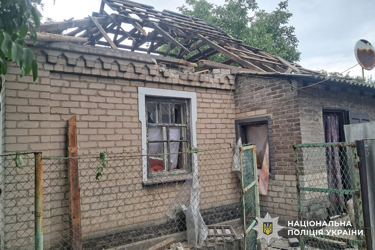 Пошкоджений будинок після російського обстрілу Донецької області