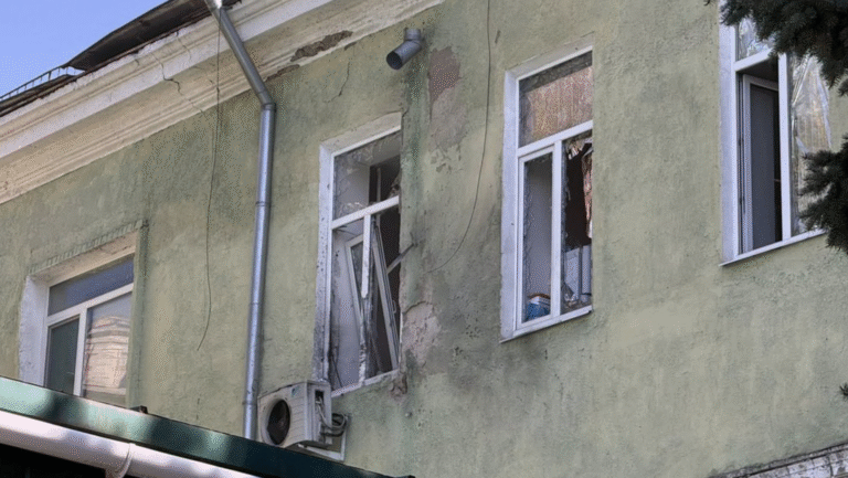 У Краматорську два російські дрони влучили у будівлю травматології: деталі