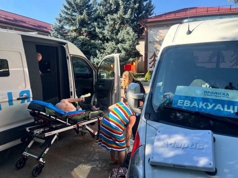 Броньованою автівкою з небезпечних районів: як останні два тижні “Проліска” евакуює людей на Донеччині