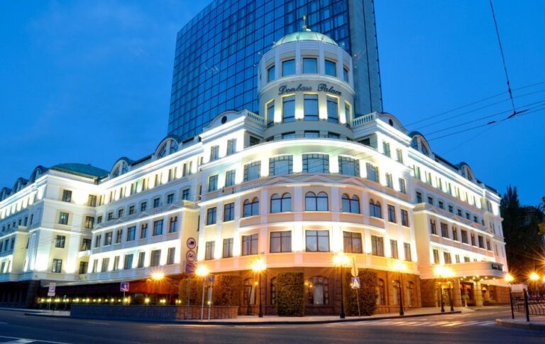 Влада т.зв “ДНР” взялася за “приватизацію” готелю Donbass Palace в Донецьку, який повʼязаний з Ахметовим (деталі)