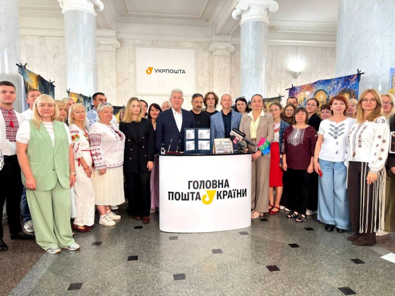 Зі стелою й історичними памʼятками: у Києві презентували поштову марку до 455-річчя Бахмута