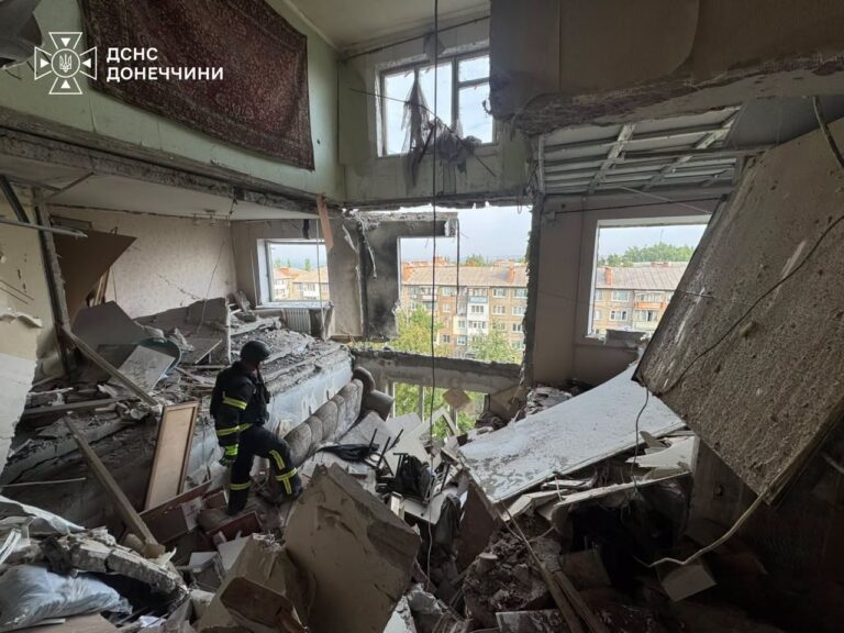 У Словʼянську з-під завалів будинку врятували чоловіка: росіяни били по місту 14 вересня