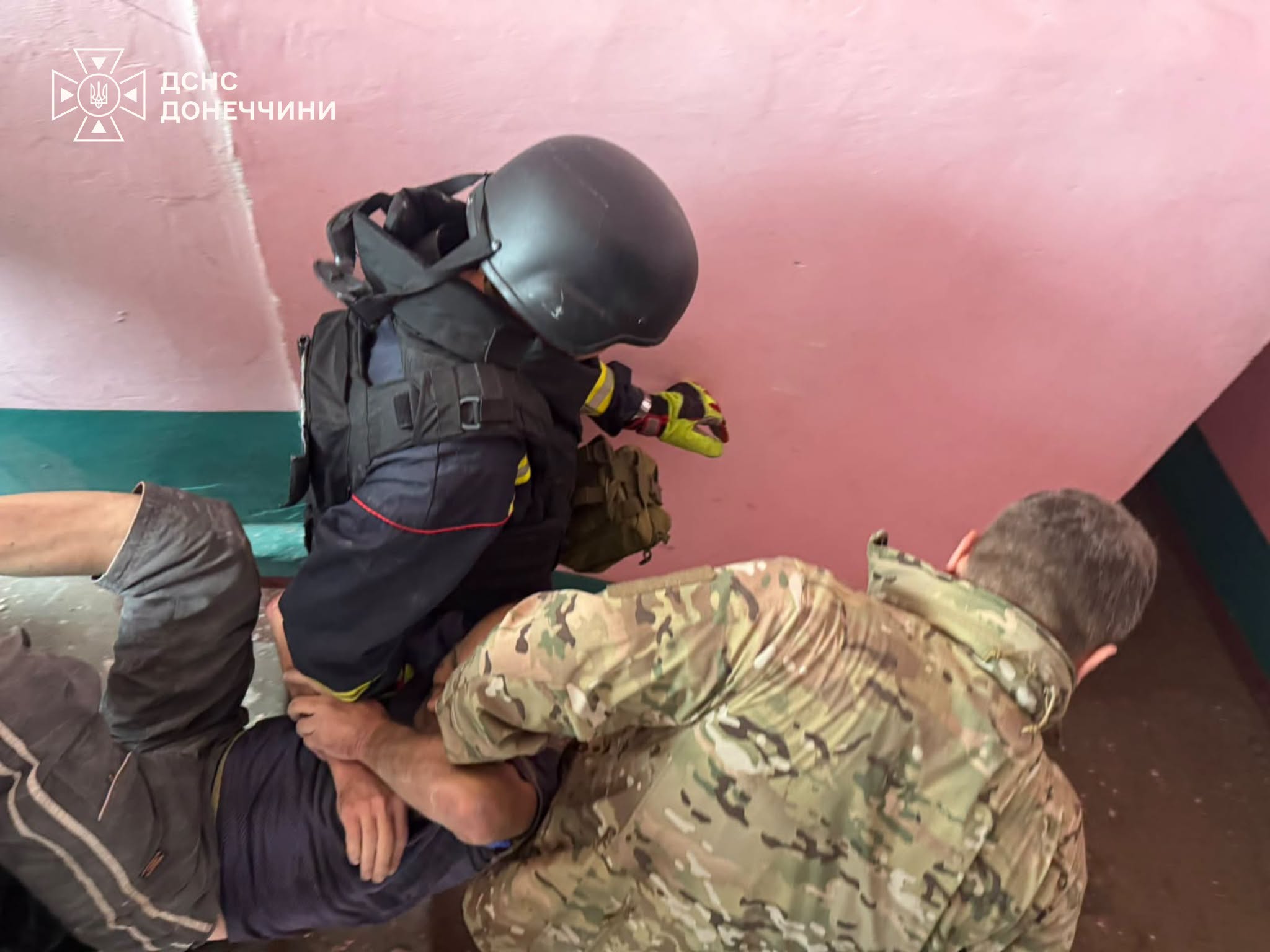 У Словʼянську з-під завалів будинку врятували чоловіка: росіяни били по місту 14 вересня