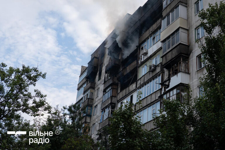 Заваленная обломками спортивная площадка и горящие дома: последствия ударов по Краматорску 2 сентября (РЕПОРТАЖ)