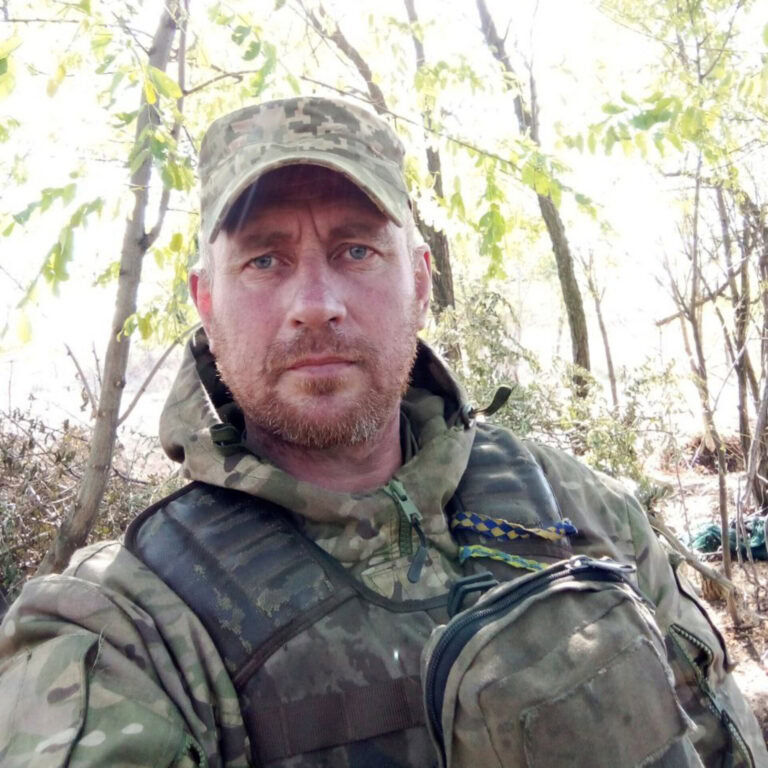“Своїх я вже трохи виростив, тепер буду стояти за малих”: вшануймо вчителя й захисника Олександра Бруя
