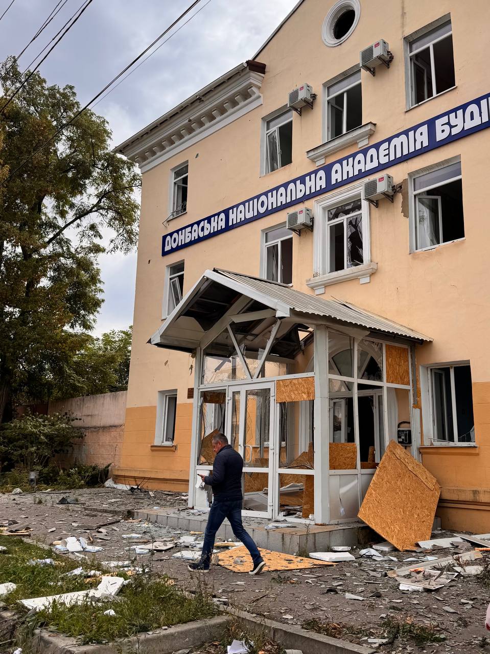 Росіяни зруйнували у Краматорську будівлю управління праці та соцзахисту, у різних районах міста — поранені