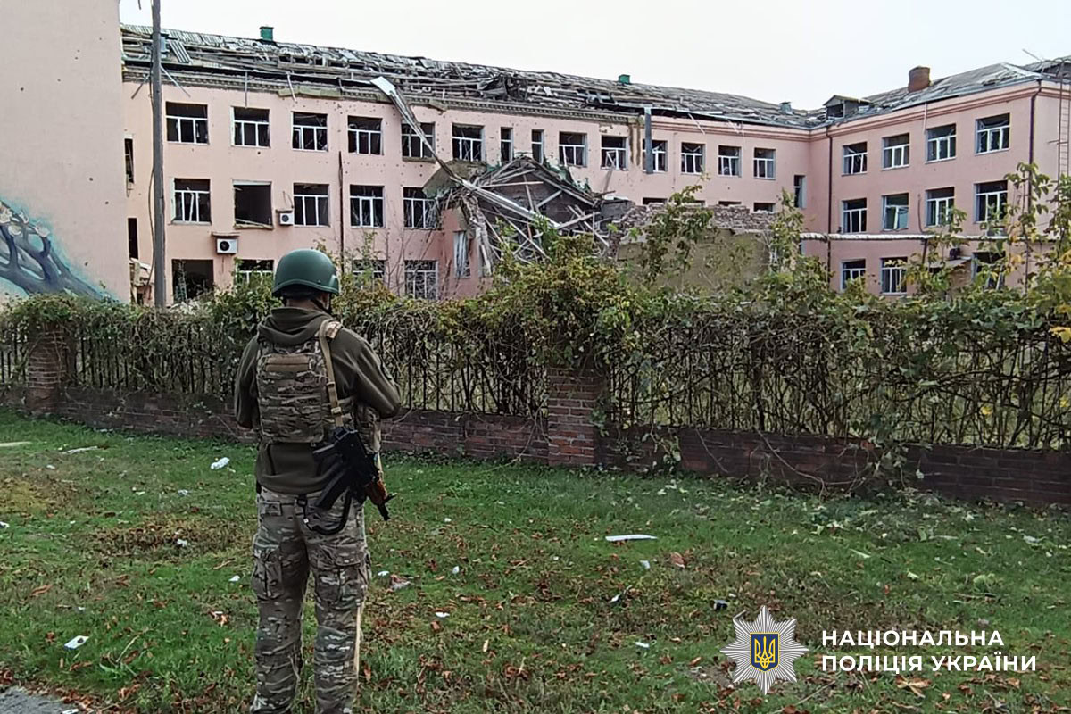 Пошкоджені будинки та автомобілі швидкої допомоги у Слов’янську