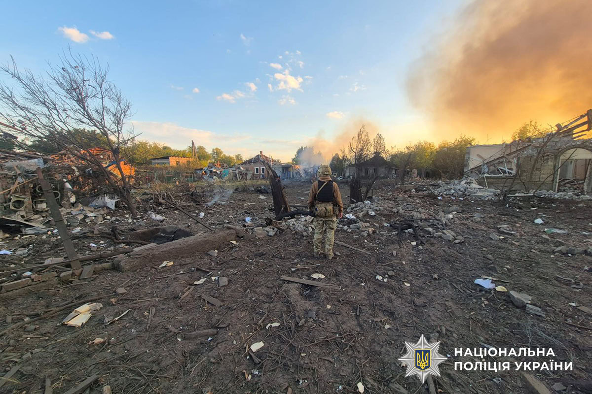пошкоджений багатоквартирний будинок у Дружківці після російського обстрілу