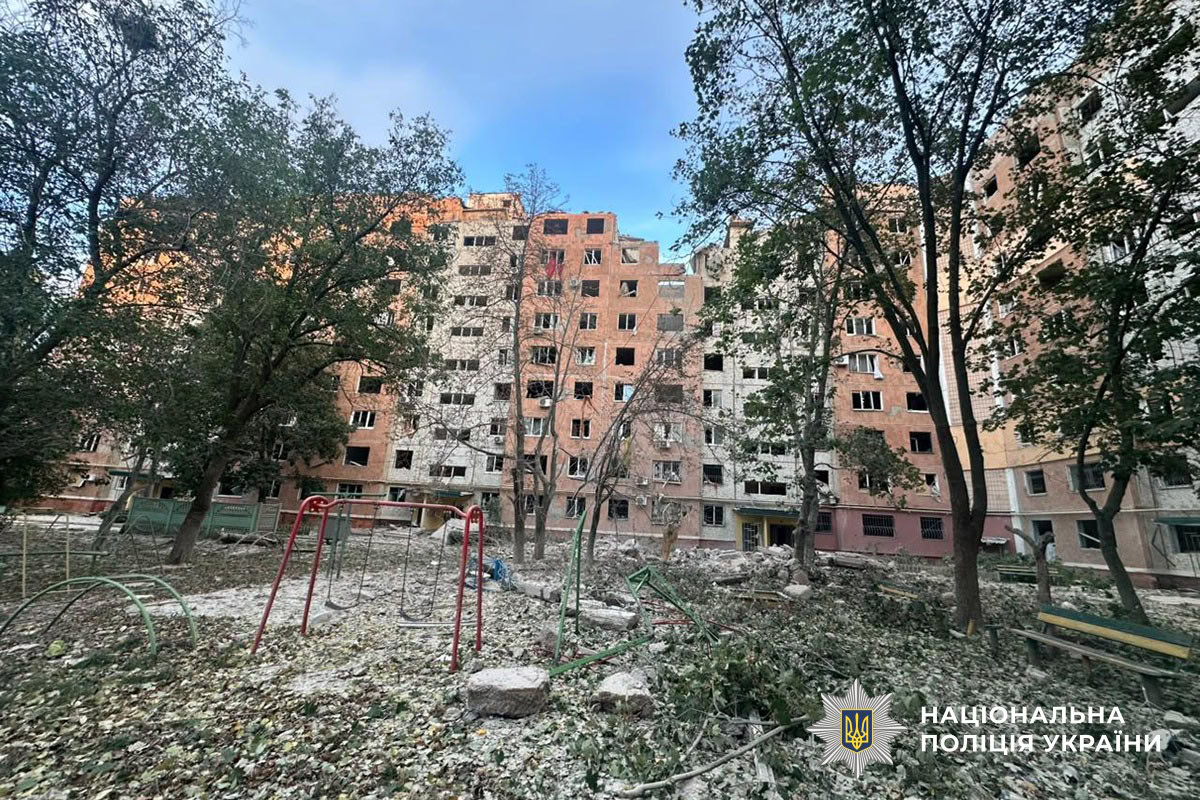 Пошкоджені будинки після авіаударів по Краматорську