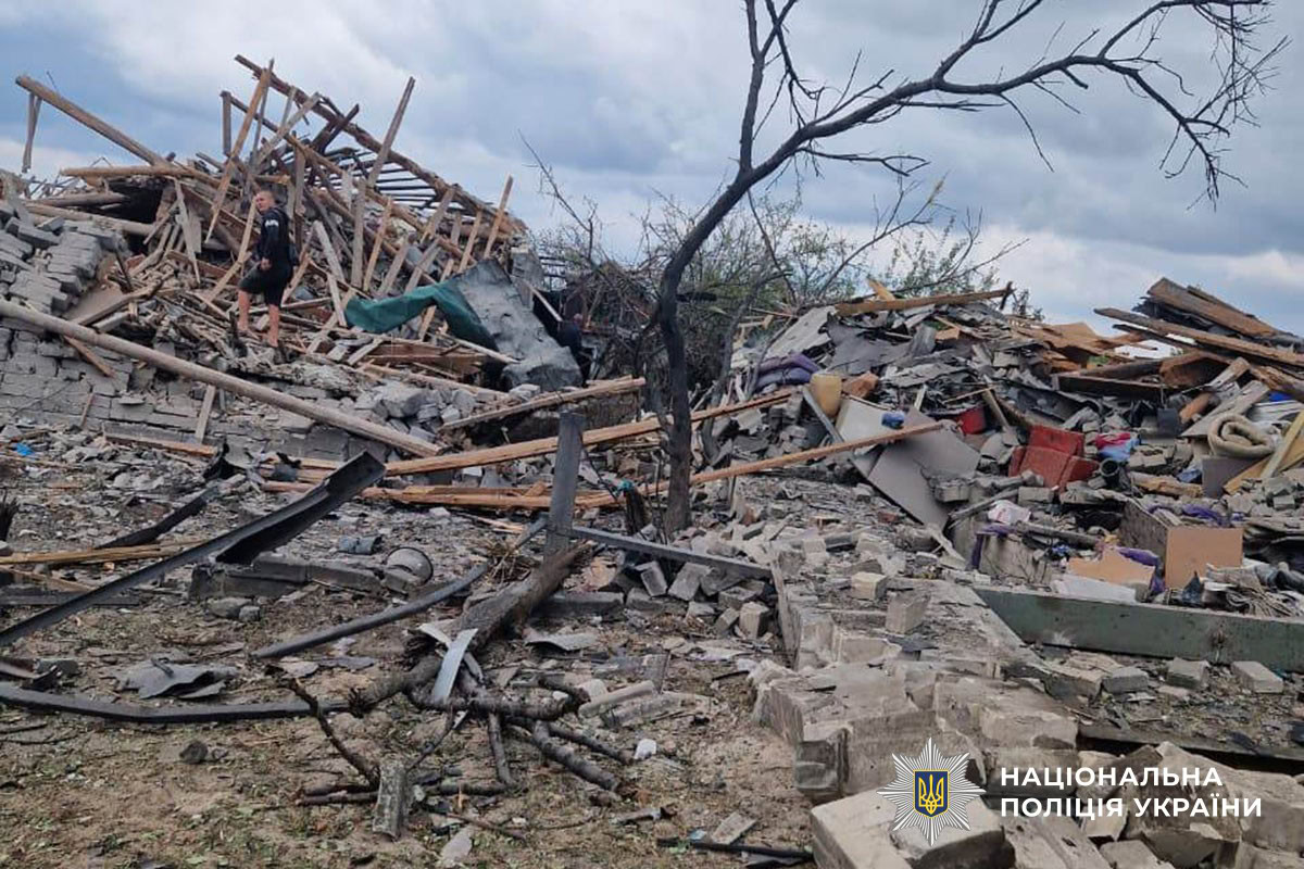 Пошкодження після атаки російських дронів на Олександрівку