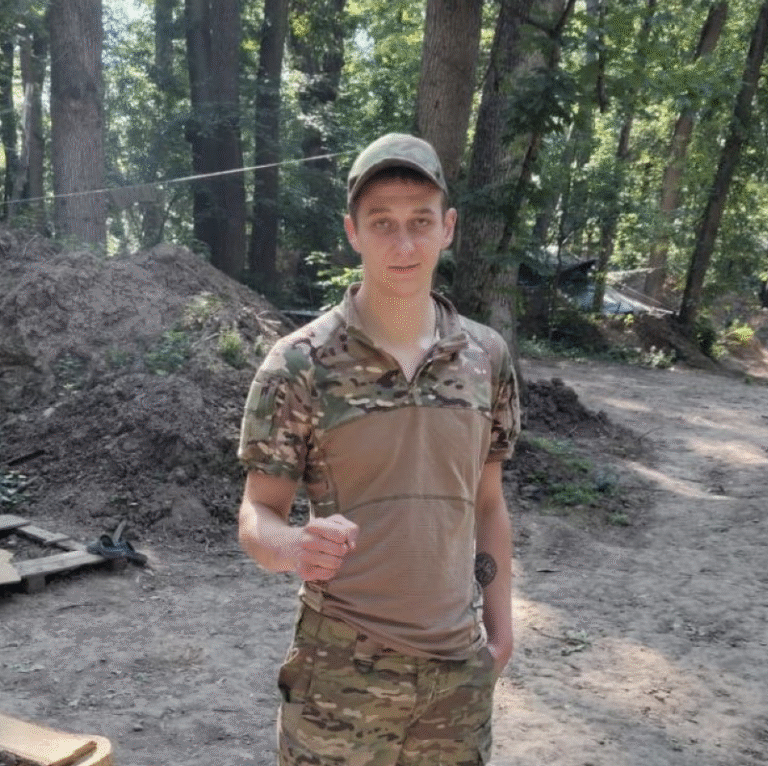 “Мамо, чого ти плачеш? Ну підлікуюся”: згадаймо захисника з Донеччини Миколу Сєрова, який помер під час евакуації після поранення