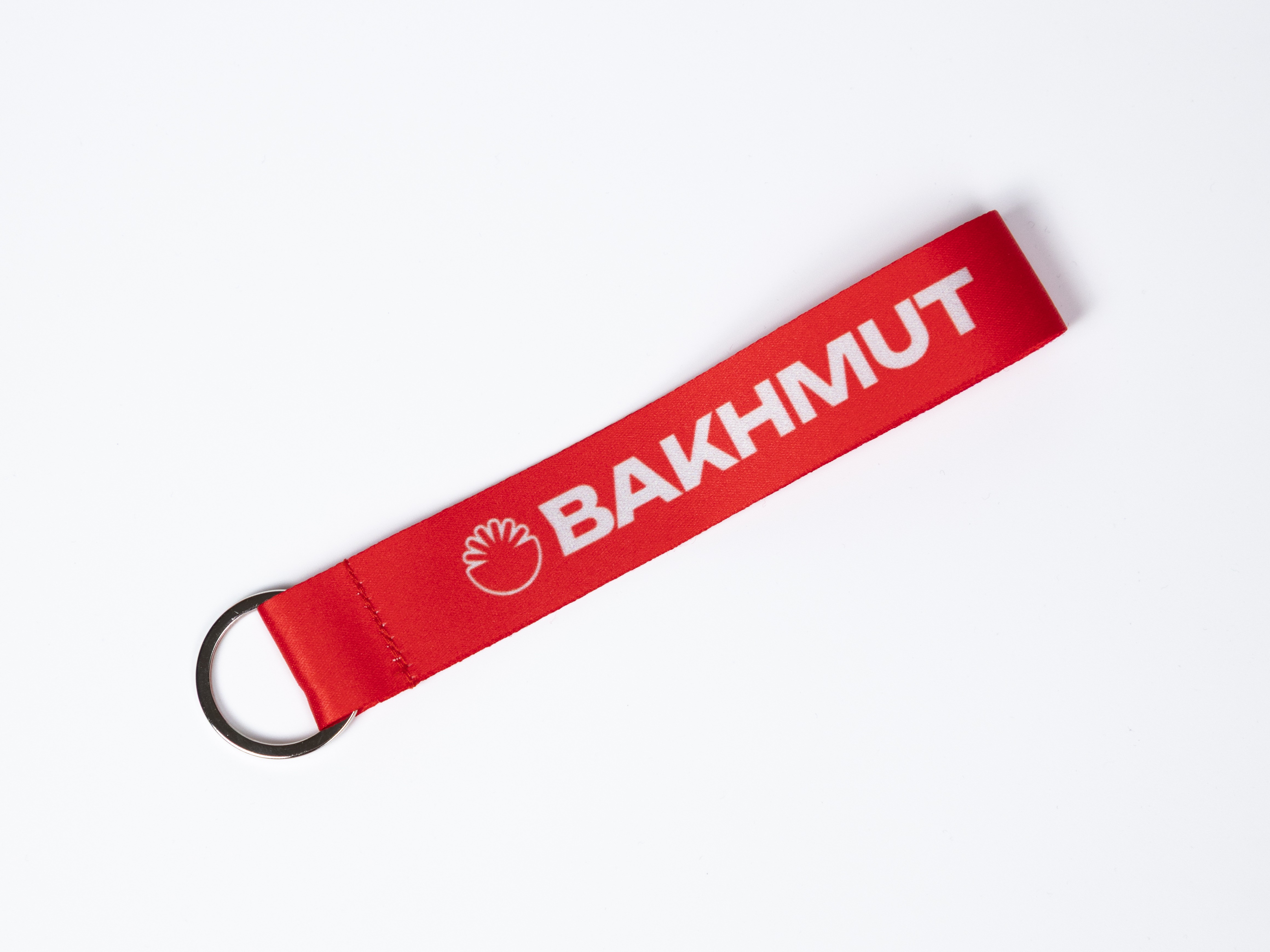 Текстильний брелок червоного кольору із написом BAKHMUT