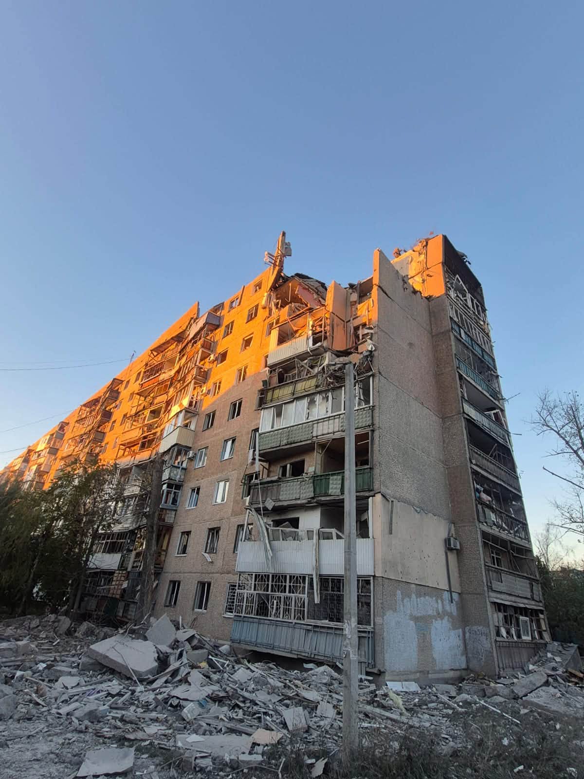 Пошкоджена дев’ятиповерхівка у Слов’янську внаслідок російського авіаобстрілу 29 жовтня 2026 року