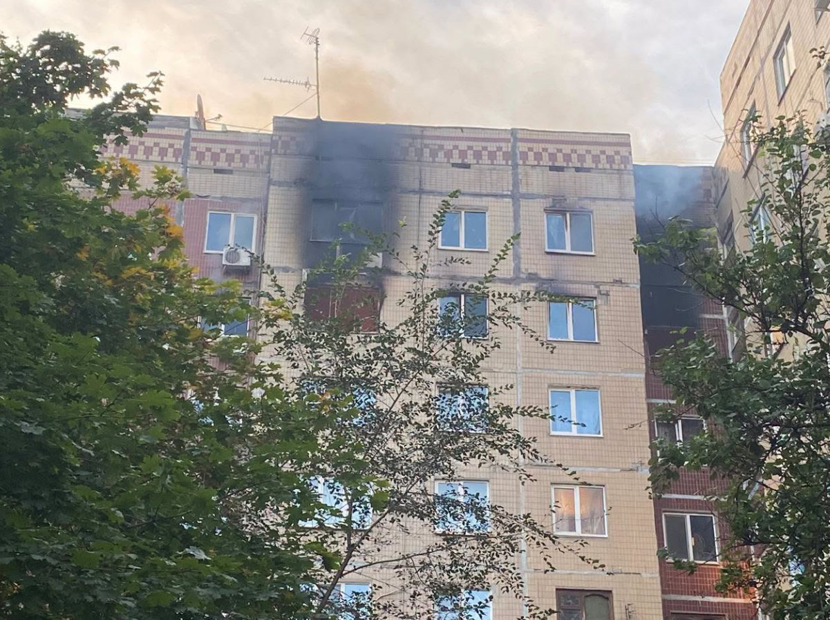 Наслідки удару російського дрона по багатоповерхівці у Краматорську