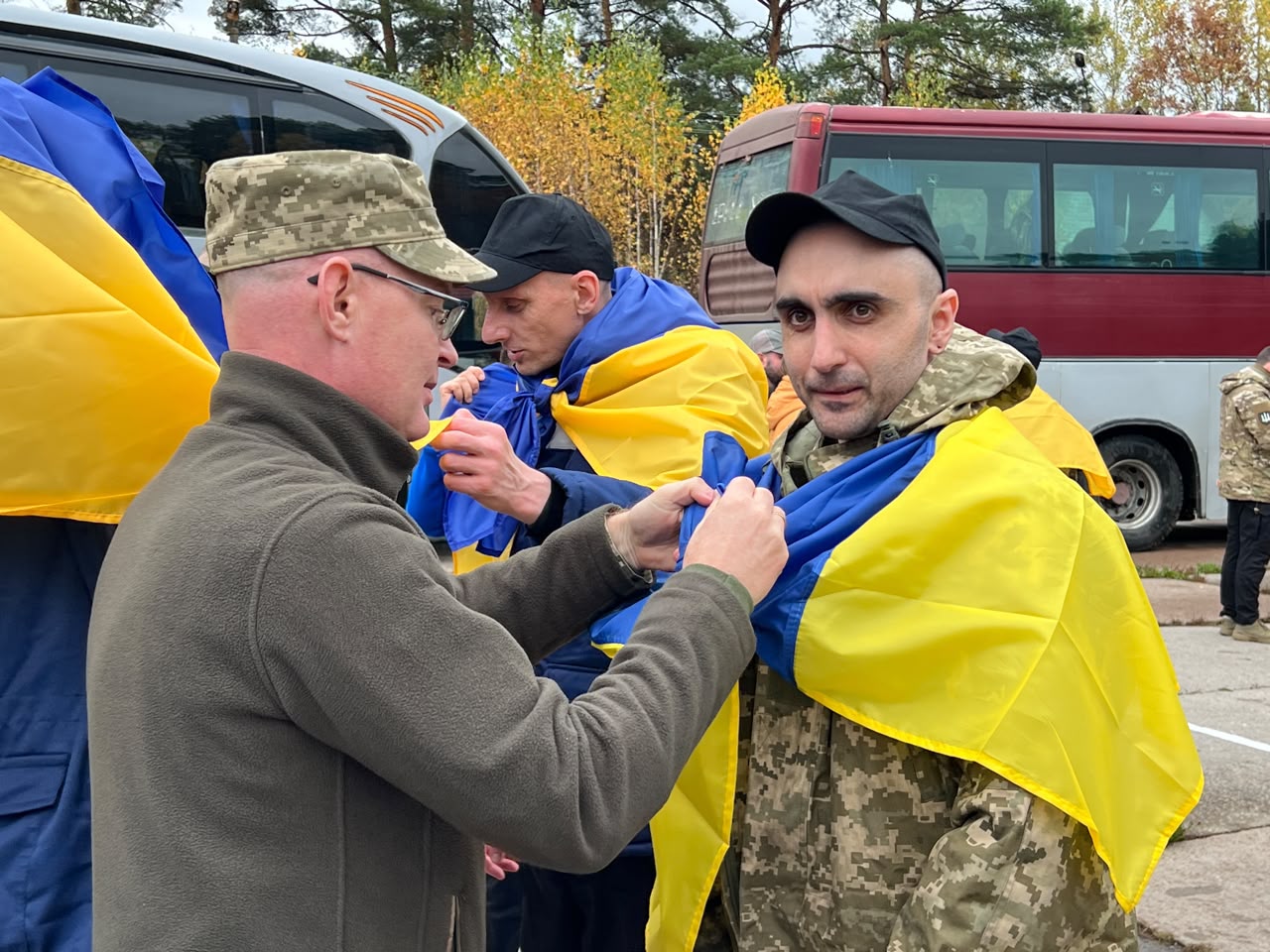 Українські військові після звільнення з російського полону в межах обміну полоненими