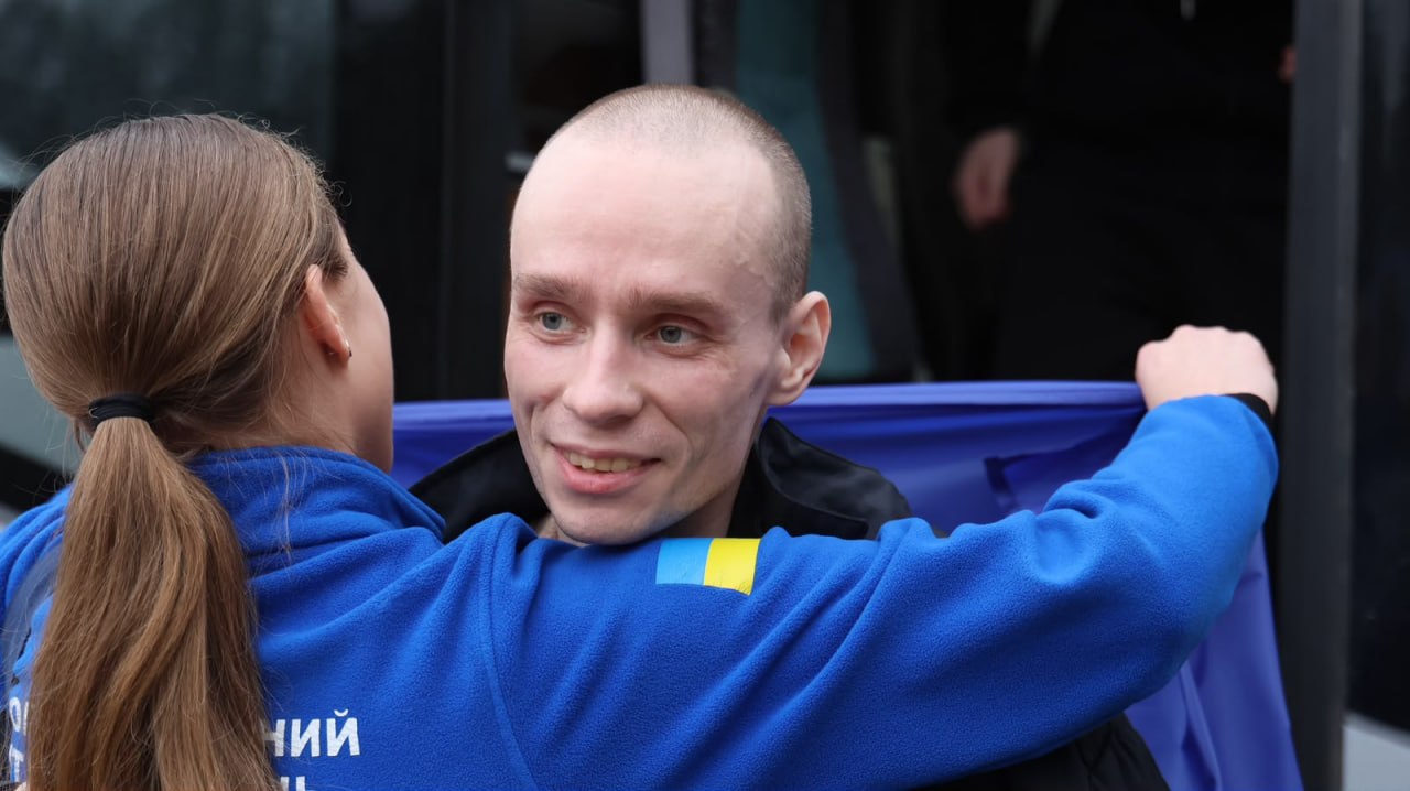Звільнені з російського полону українські захисники повертаються додому після обміну