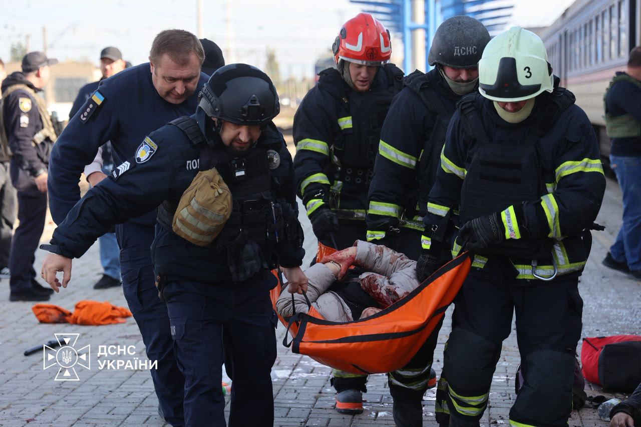 6. Наслідки влучання російського реактивного дрона поблизу пасажирського поїзда на вокзалі Дніпра