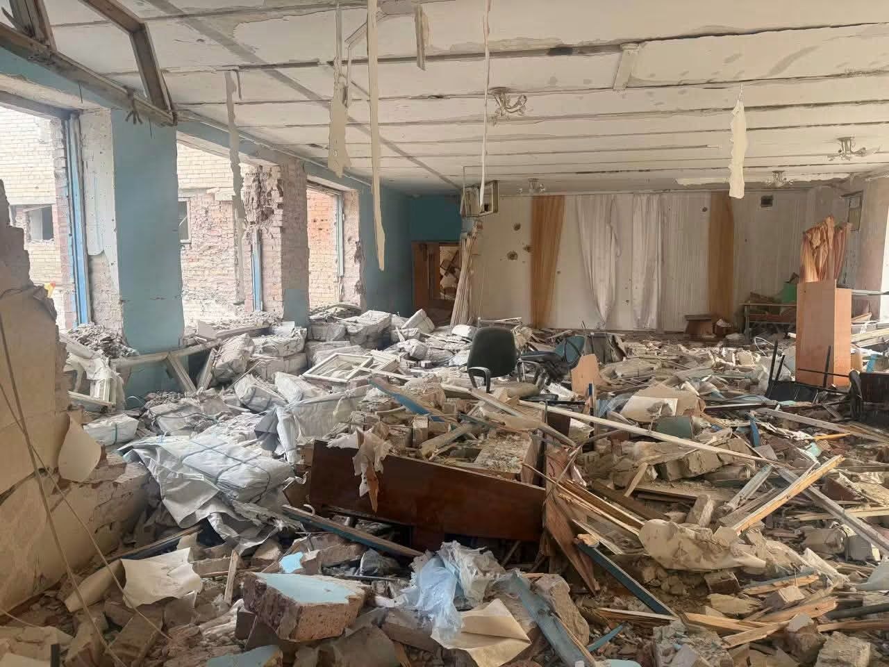 Росіяни поцілили в Словʼянську в будівлю з "пунктом незламності": є поранені