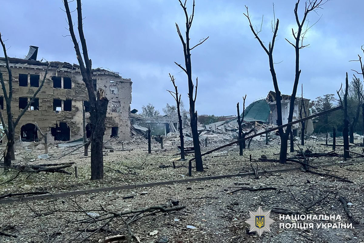 Пошкоджений будинок після авіаудару по Дружківці