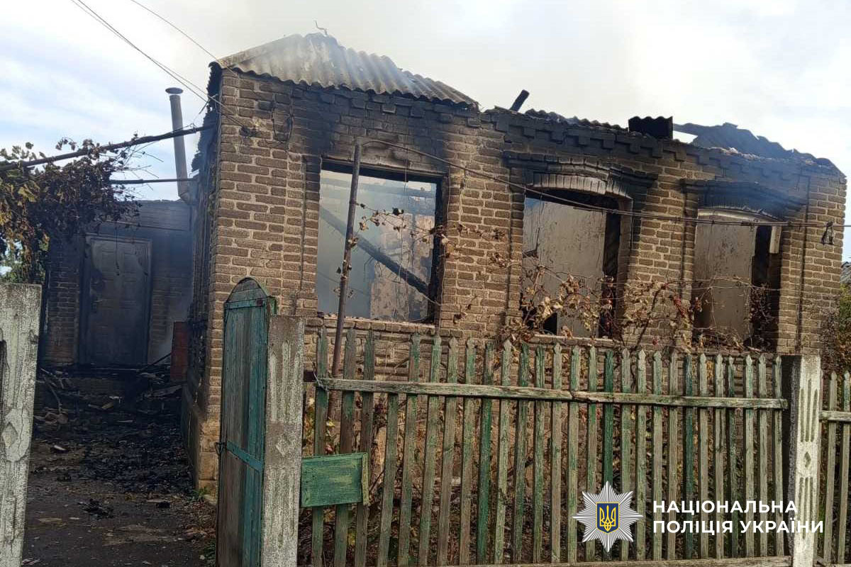 пошкоджені будинки та автомобілі швидкої допомоги у Слов’янську після обстрілу