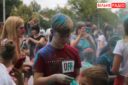 "Слуга народу" в Бахмуті агітували фестивалем фарб