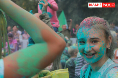 "Слуга народу" в Бахмуті агітували фестивалем фарб