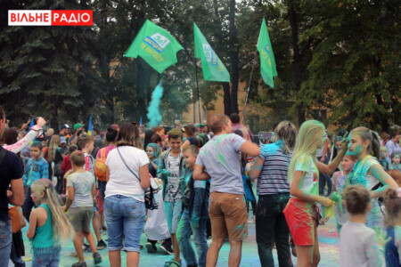 "Слуга народу" в Бахмуті агітували фестивалем фарб