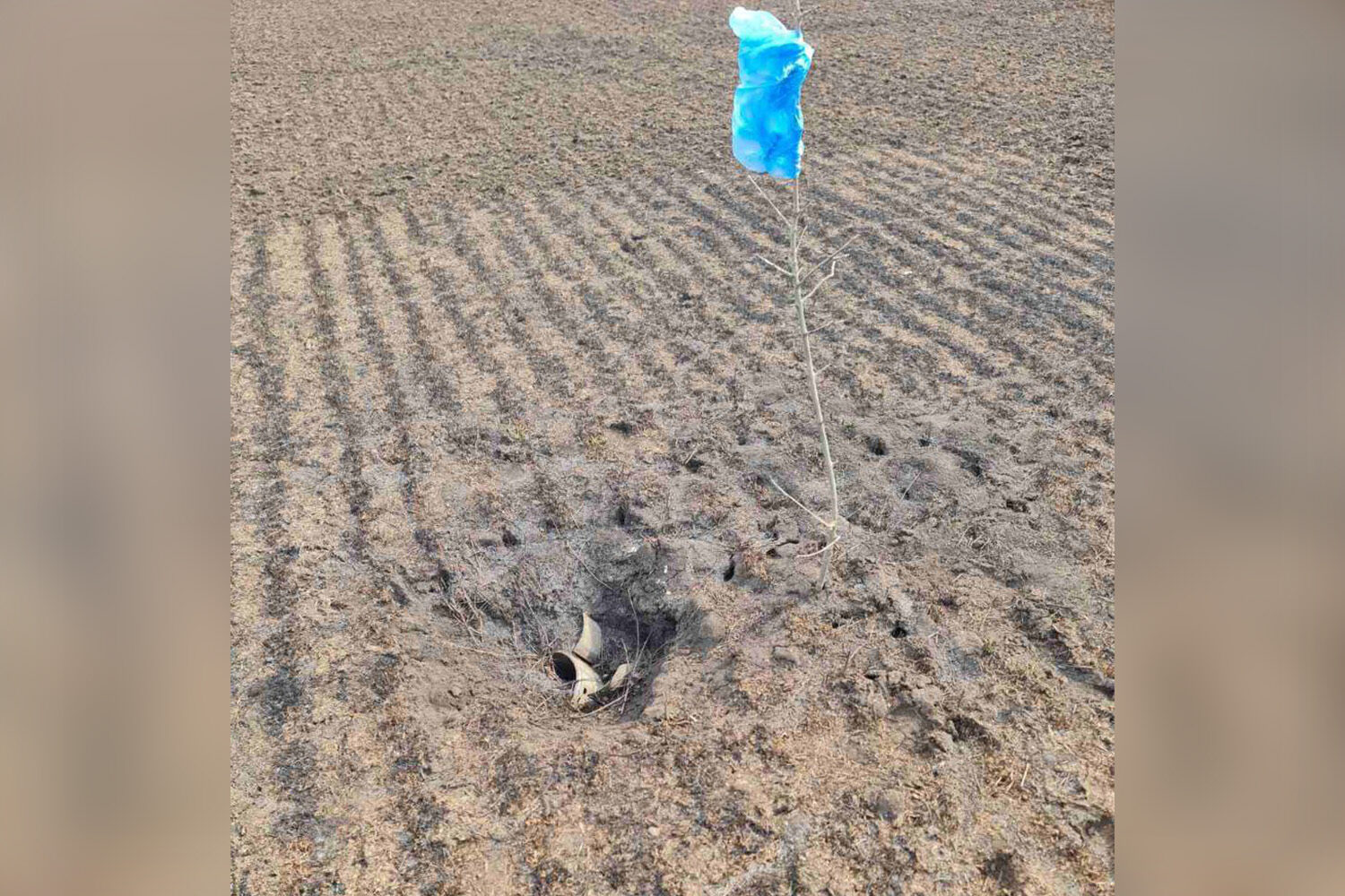 Мітка вибухонебезпечного предмета, який знайшов на своїх полях у Донецькій області фермер